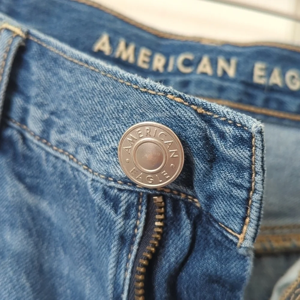 American Eagle Distressed Medium Wash Low Rise Baggy Denim Jean Shorts 00